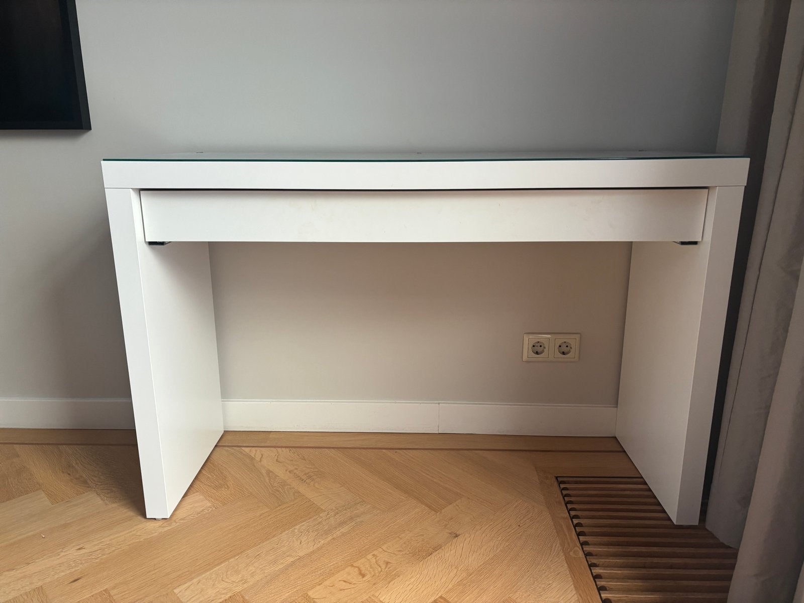 Ikea Malm toilettafel/bureau met glazen plaat - ZGAN!!, Ophalen, 100 tot 150 cm, Zo goed als nieuw, Minder dan 100 cm