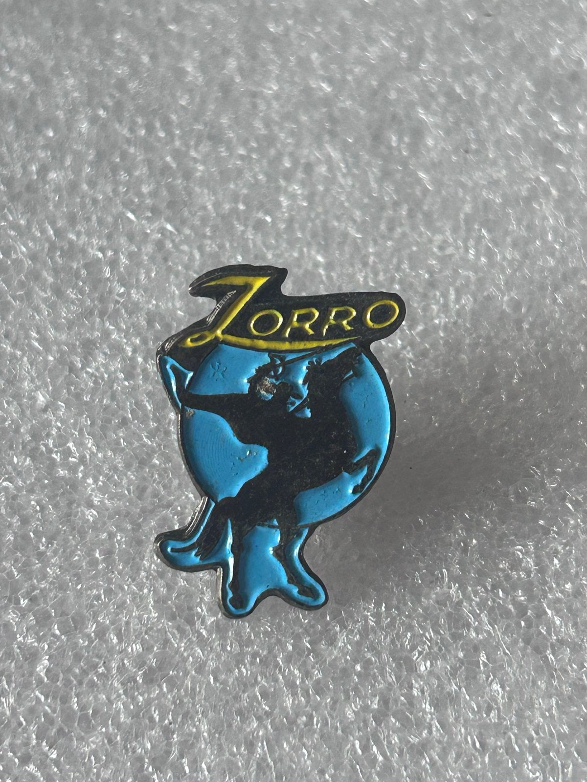 Zorro Pin - Vintage pin met Zorro Afbeelding, Ophalen of Verzenden, Gebruikt, Figuurtje, Speldje of Pin