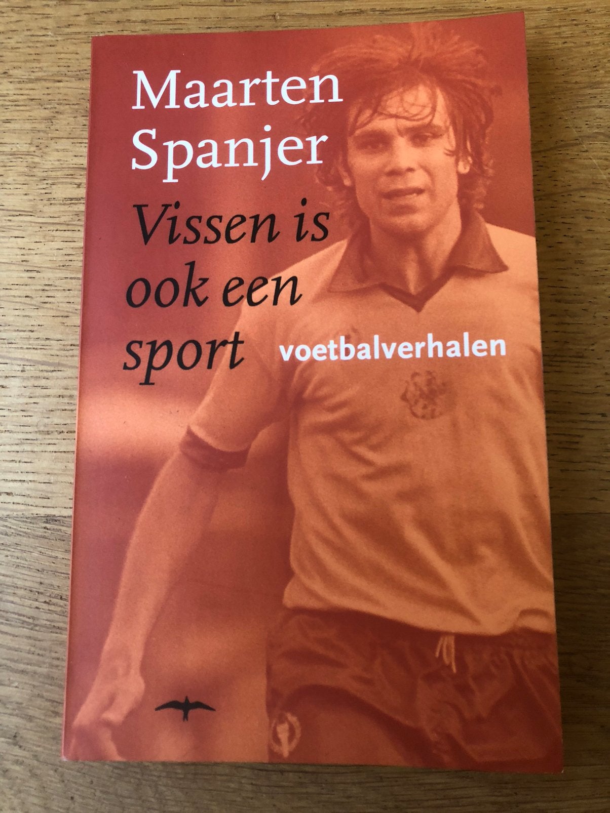 Gesigneerd boek Vissen is ook een sport door Maarten Spanjer, Ophalen of Verzenden, Gelezen, Balsport
