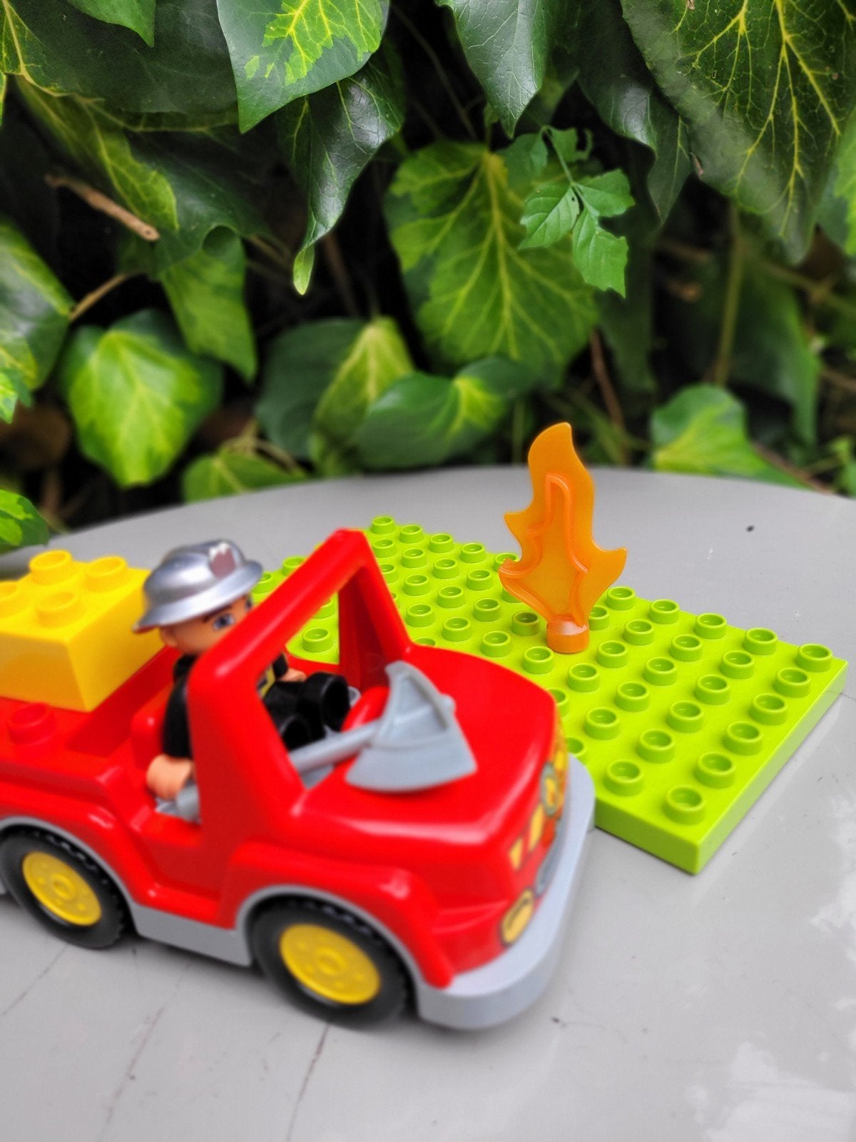 LEGO DUPLO Brandweerwagen met brandweerman  en vlam, Ophalen of Verzenden, Duplo