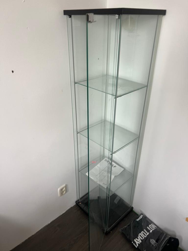 IKEA DETOLF Vitrinekast - Zo goed als nieuw, Huis en Inrichting, Kasten | Vitrinekasten, Ophalen, Minder dan 50 cm, 150 tot 200 cm