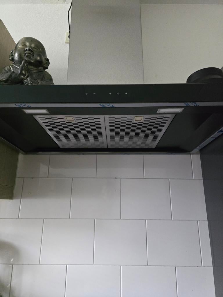Moderne afzuigkap - Zwart met RVS schacht merk Atag, Gebruikt, Wandschouwkap, Ophalen of Verzenden, Vrijstaand