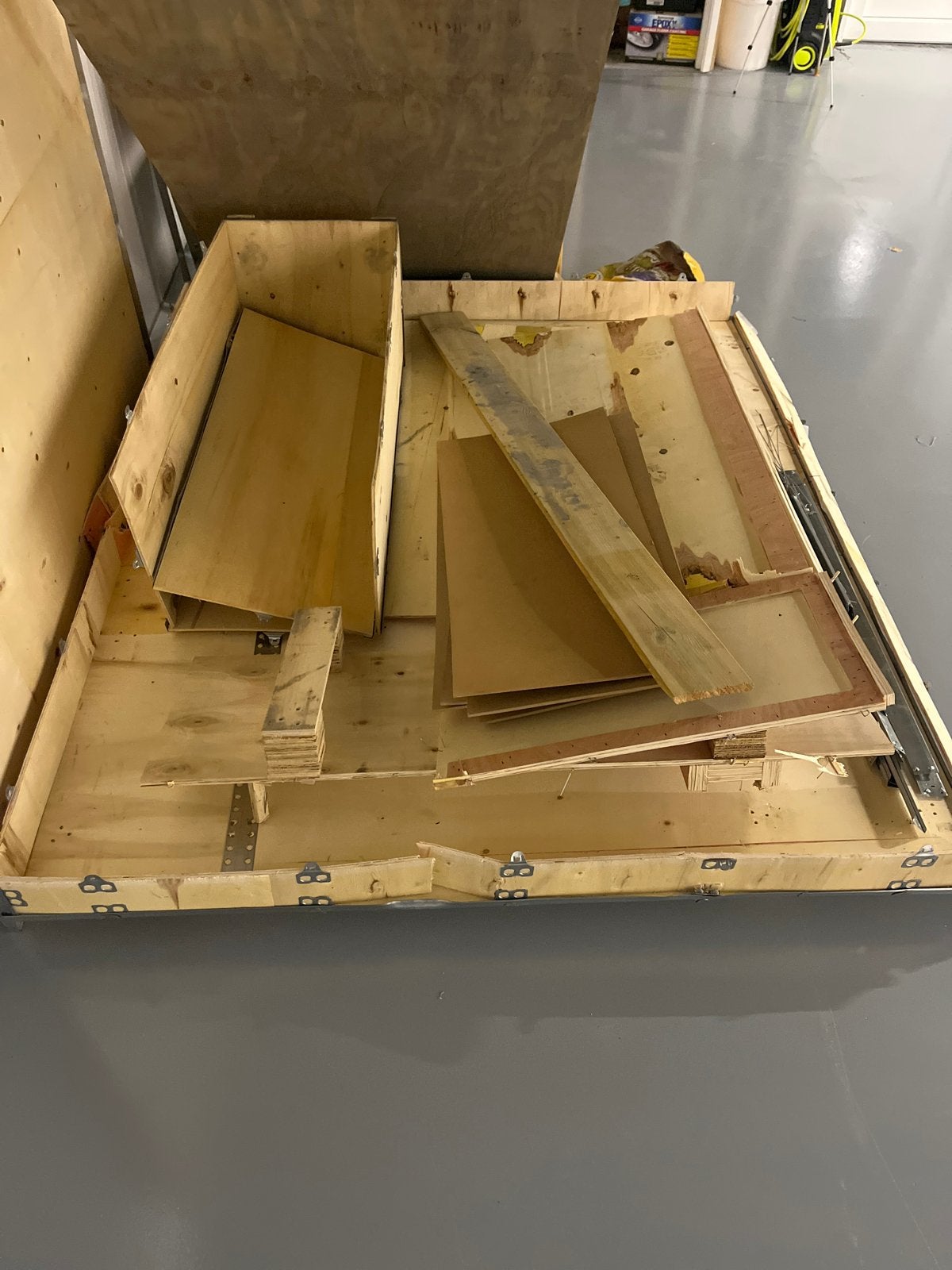 Gratis af te halen: Houten delen en pallet, Ophalen, Gebruikt, 50 mm of meer, Pallet