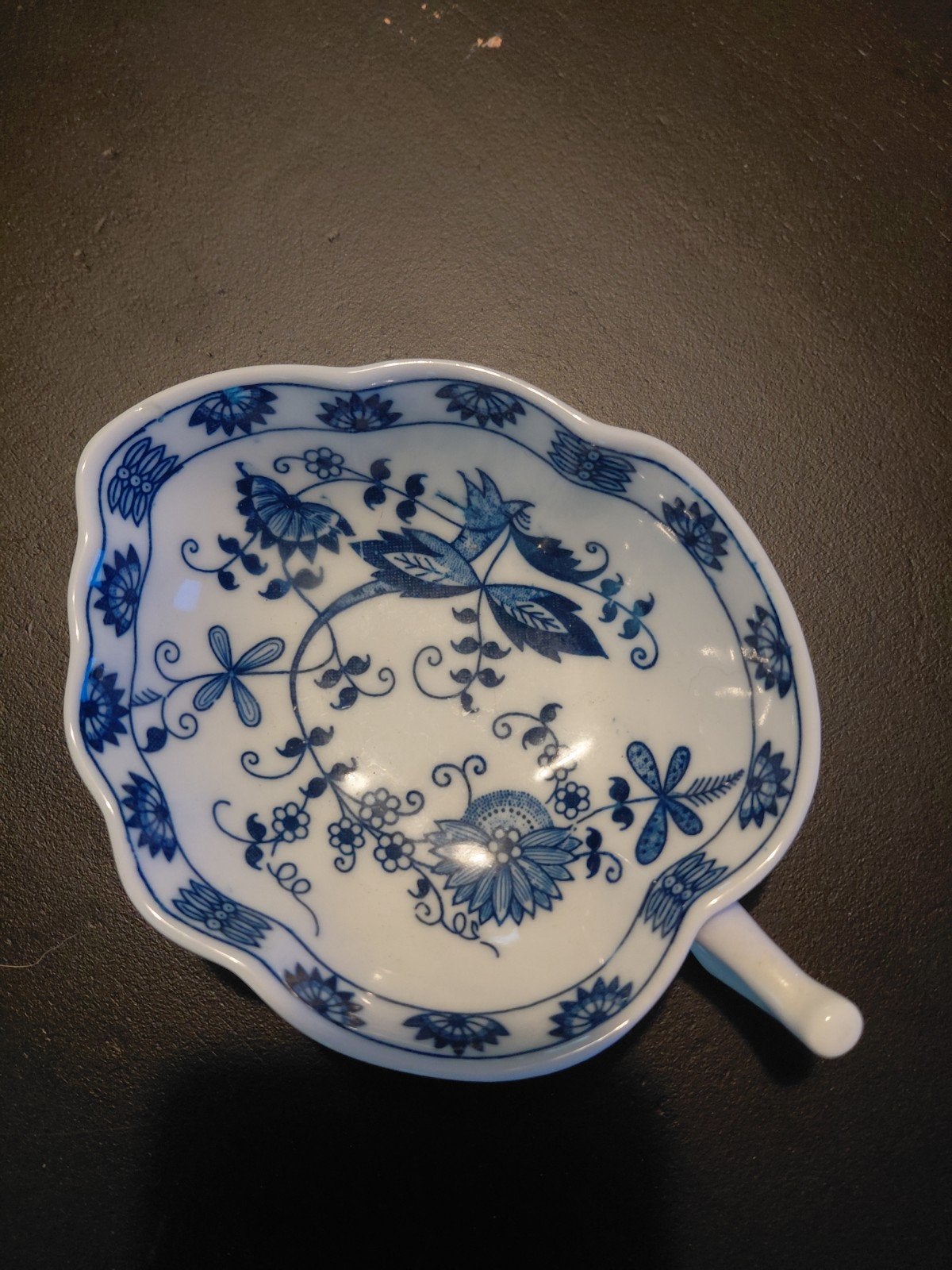 Blauw-wit porseleinen schaaltje in bladmotief, Antiek en Kunst, Ophalen of Verzenden