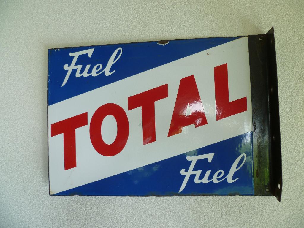EMAILLE DUBBELZIJDIG RECLAMEBORD"TOTAL FUEL"UIT 1965, Verzamelen, Merken en Reclamevoorwerpen, Ophalen of Verzenden, Gebruikt