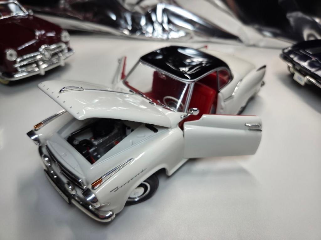 Revell Borgward Isabella 1/18 Diecast Modelauto, Ophalen of Verzenden, Zo goed als nieuw, Auto, Revell