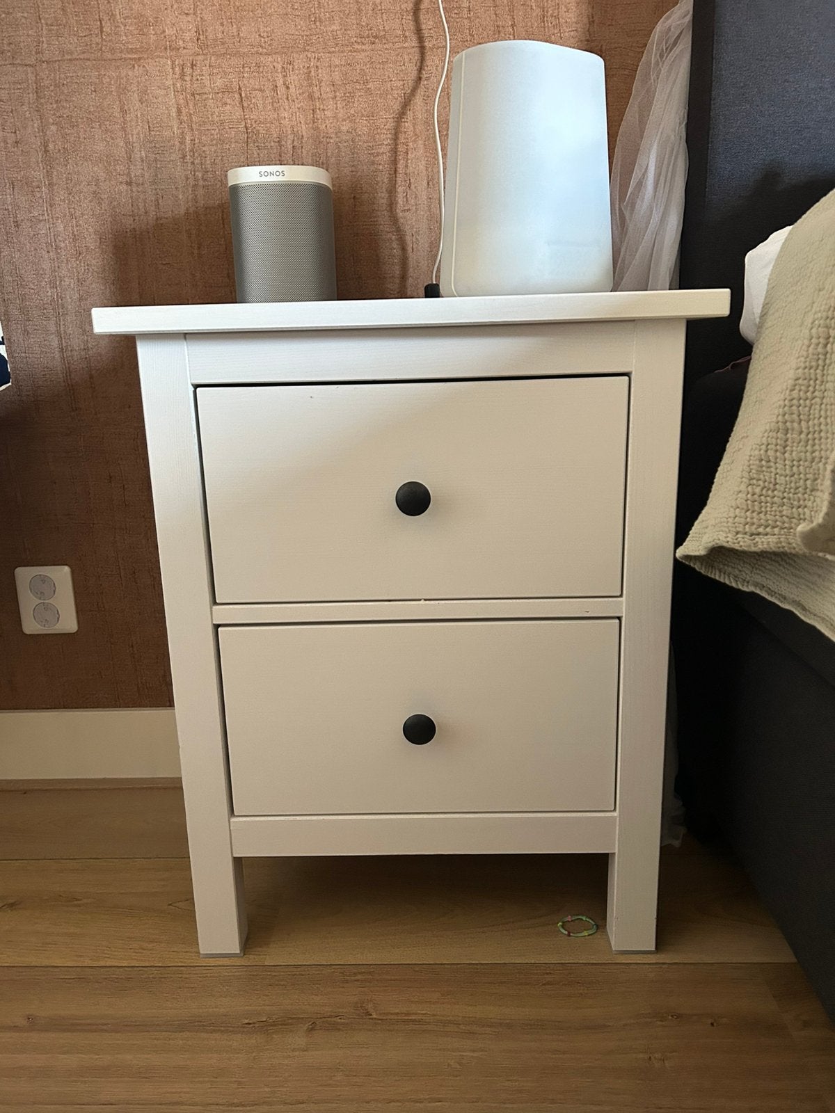 2 ikea Hemnes nachtkasjes wit, Huis en Inrichting, Slaapkamer | Nachtkastjes, Ophalen, Zo goed als nieuw, 65 cm of meer, 70 cm of meer