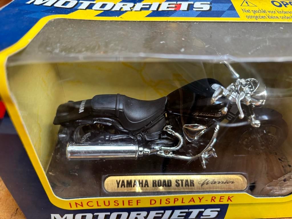 Yamaha Road Star Warrior modelmotorfiets met displayrek, Hobby en Vrije tijd, Modelauto's | Overige schalen, Nieuw, Motor, Ophalen of Verzenden