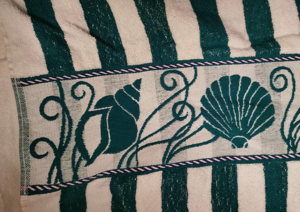 Nieuwe handdoek 100% katoen met schelpenprint en strepen, Ophalen of Verzenden, Nieuw, Groen, Handdoek