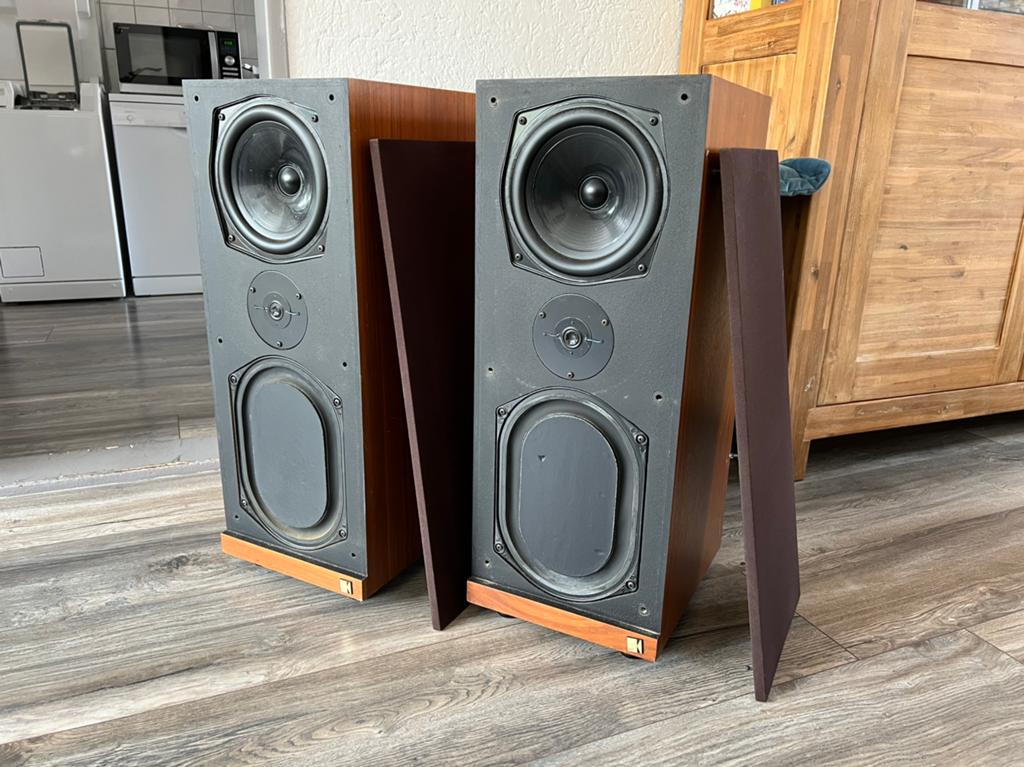 KEF Calinda Vintage Speakers – Engeland – Walnoot Fineer, Zo goed als nieuw, 120 watt of meer, Front, Rear of Stereo speakers