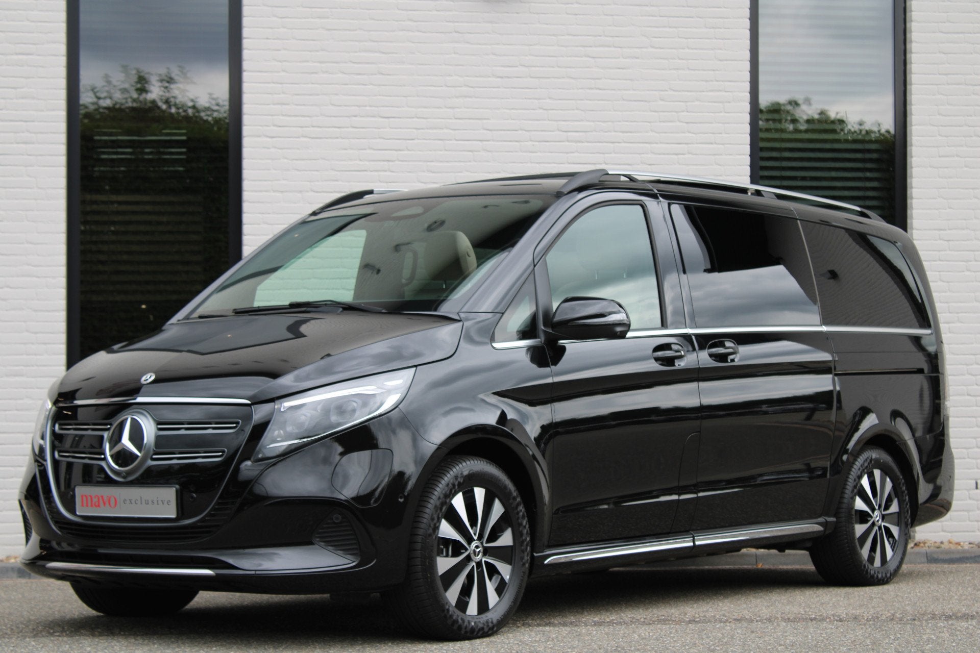 Mercedes-Benz EQV 300 L2 / AMG / Panorama / Elec Stoelen / 7, Auto's, Dealer onderhouden, Gebruikt, Met garantie (alle), 2535 kg