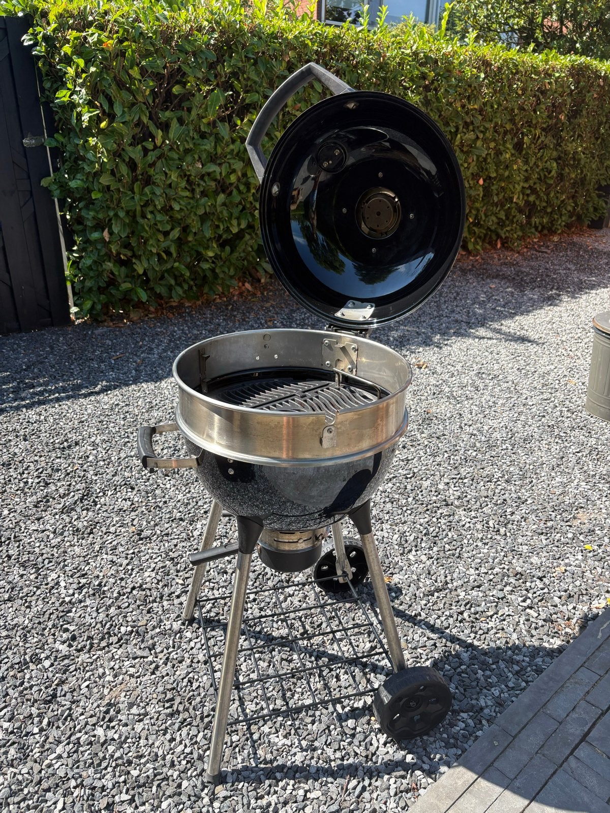 Zwarte barbecue merk Napoleon met Thermometer en Wielen, Tuin en Terras, Ophalen, Gebruikt