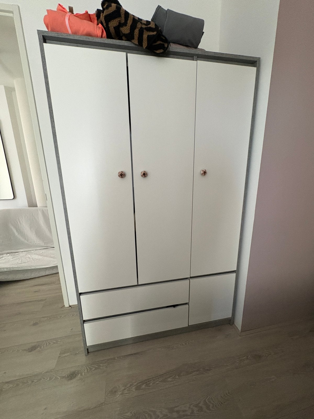 Kledingkast Jysk wit/grijs, 100 tot 150 cm, Zo goed als nieuw, 150 tot 200 cm, 50 tot 75 cm