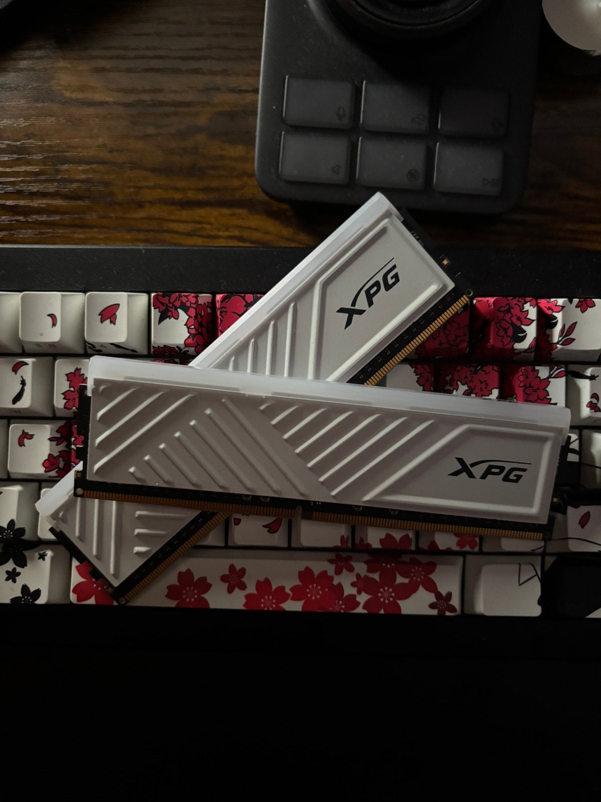 RAM/CL18/memory/ADATA XPG D32G DDR4-3600MHz 2x16 RGB Wit, Doe-het-zelf en Verbouw, Ophalen, Zo goed als nieuw, 4 meter of meer