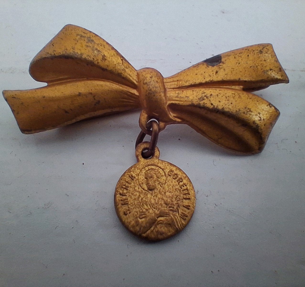 Vintage strikspeld medaille Heilige Maria Goretti, Antiek en Kunst, Ophalen of Verzenden