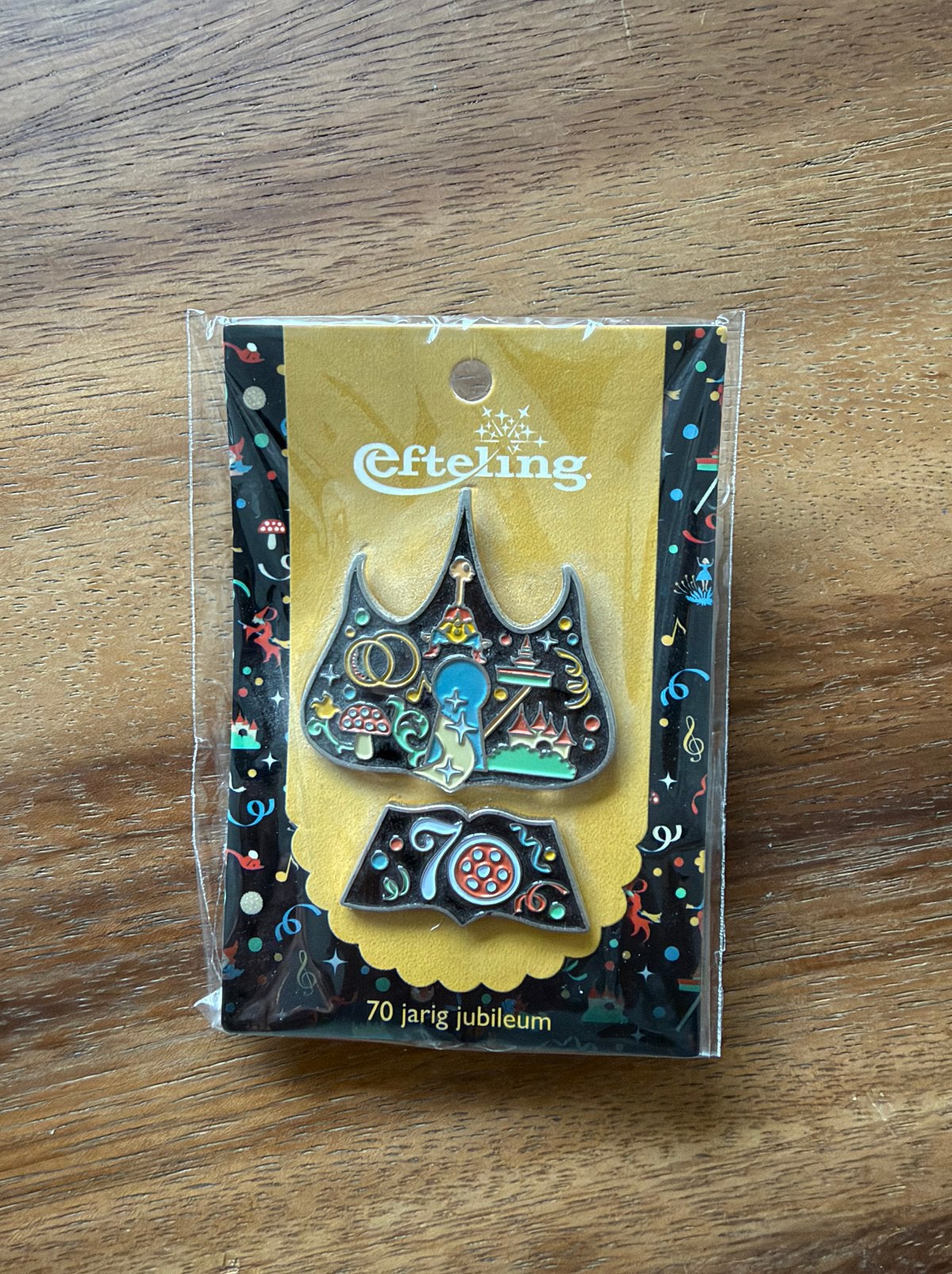 Efteling jubileum pin 70 jaar Efteling op kaartje, Ophalen of Verzenden, Zo goed als nieuw, Button of Speldje