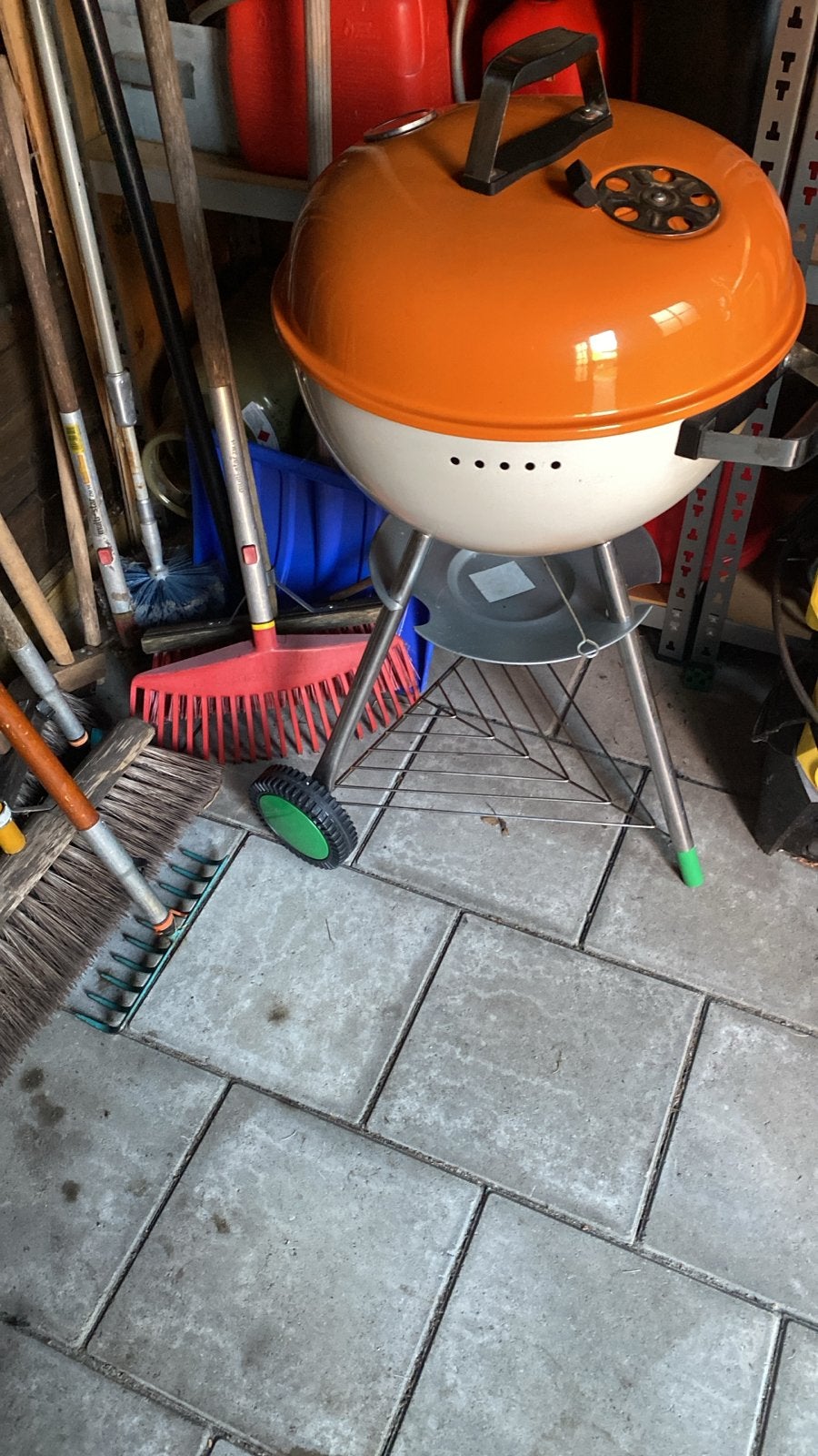 Oranje/witte barbecue op wielen, BBQ-set, Ophalen, Gebruikt