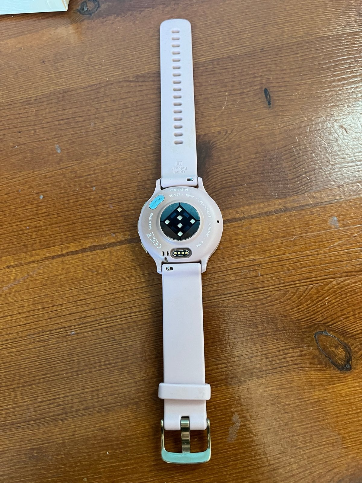 Foto 2 van Garmin Venu 3s Roze Smartwatch - Goede Staat