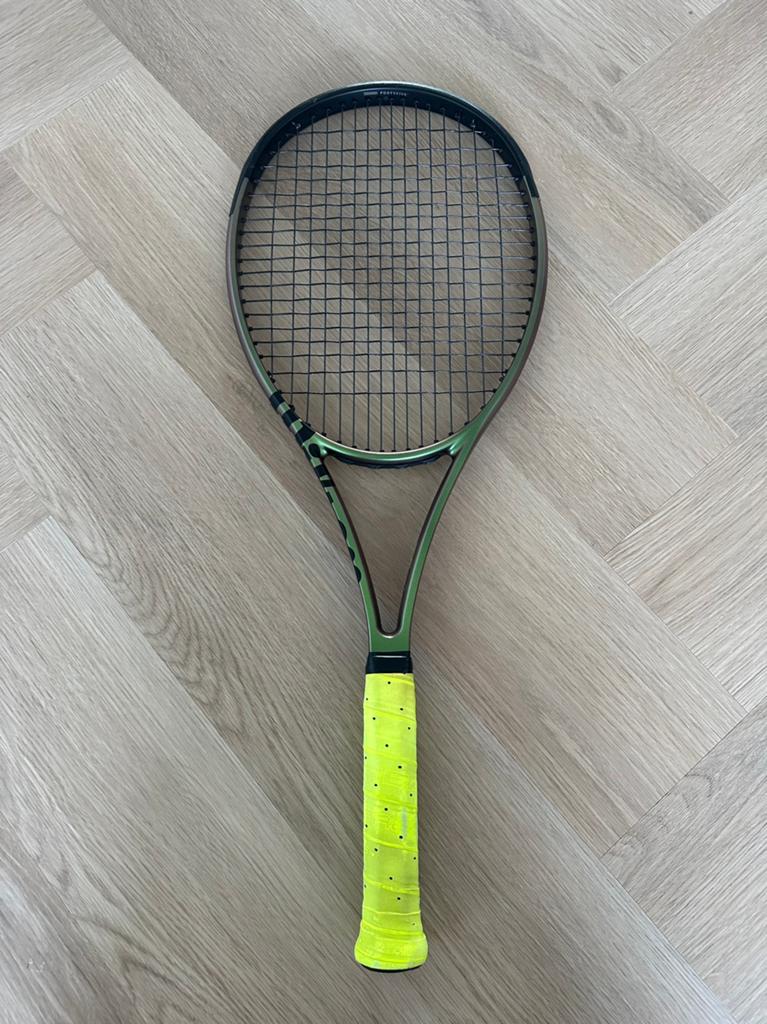 Wilson Blade 98 16x19 V8 305g – Grip 3 –, Sport en Fitness, Tennis, Ophalen, Zo goed als nieuw, Wilson, Racket