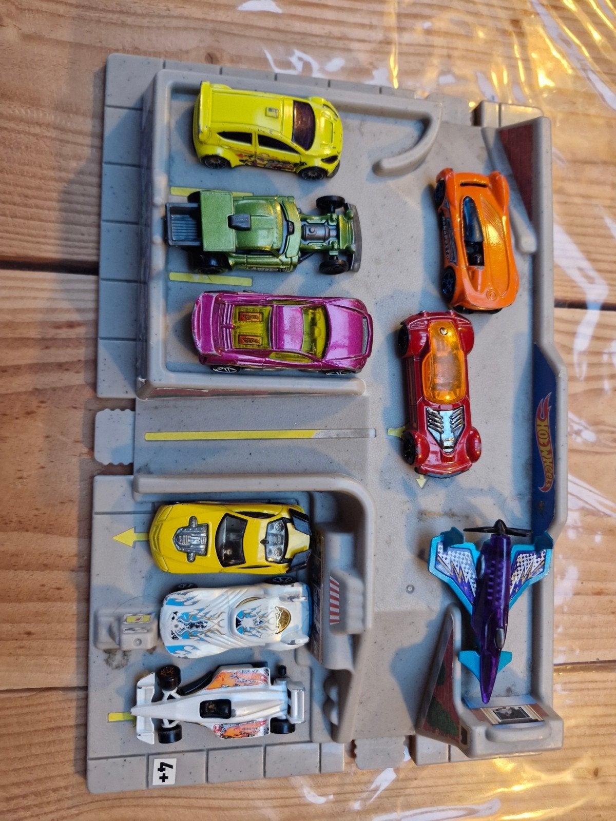 Hot Wheels speelset met 8 auto's en straaljager, Ophalen of Verzenden, Gebruikt