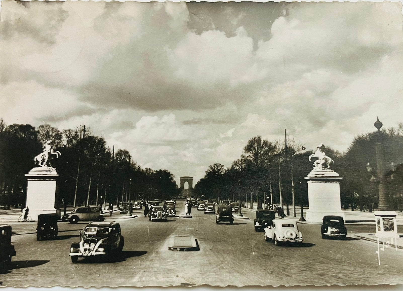 Ansichtkaart met auto’s Citroën Traction Avant en Peugeot, Verzamelen, Ophalen of Verzenden, 1940 tot 1960, Gelopen, Voertuig