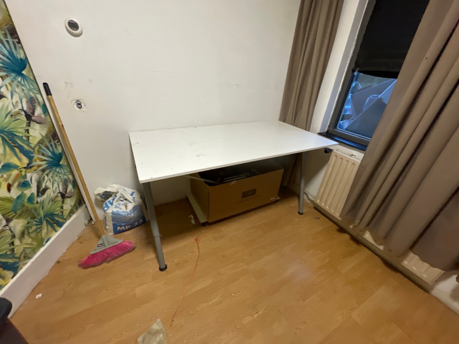 Wit bureau met metalen poten, Gebruikt, 100 tot 150 cm, Ophalen of Verzenden, Rechthoekig
