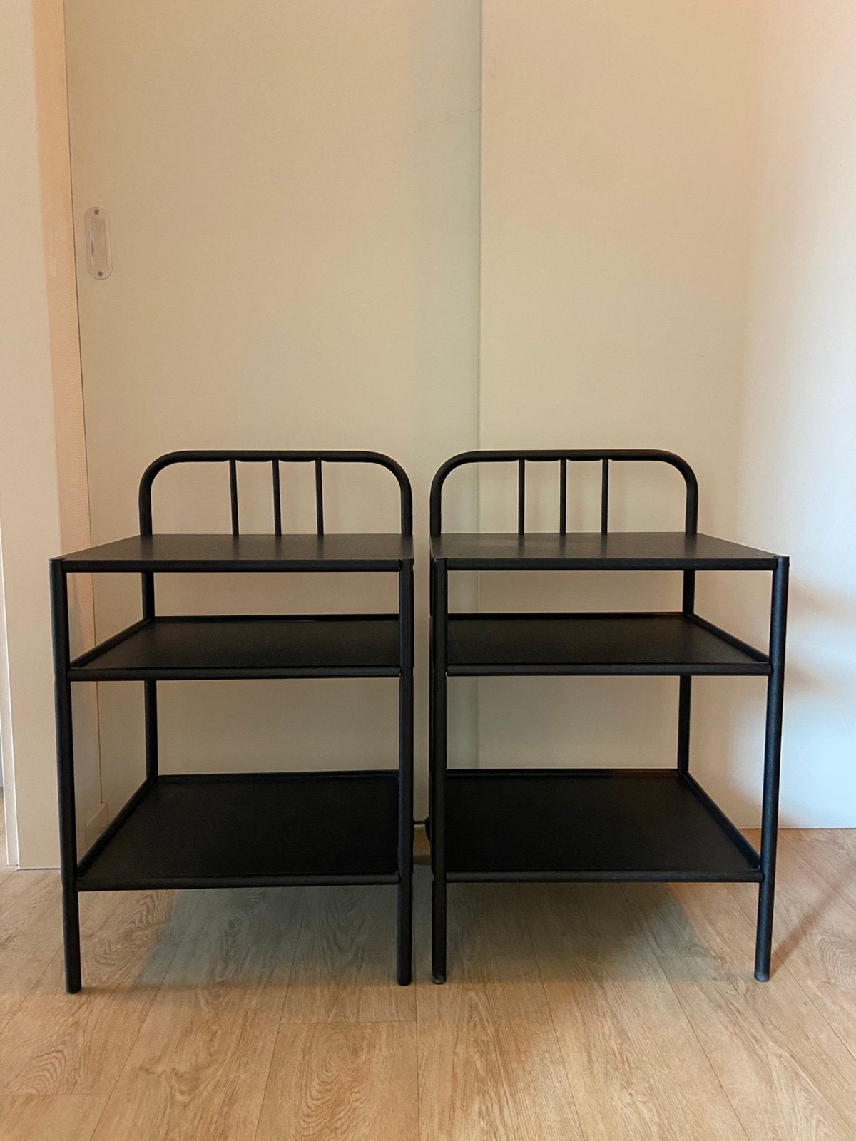 Set van 2 IKEA FYRESDAL Nachtkastjes / Bijzettafels (Zwart), Huis en Inrichting, Slaapkamer | Nachtkastjes, Ophalen, Minder dan 45 cm