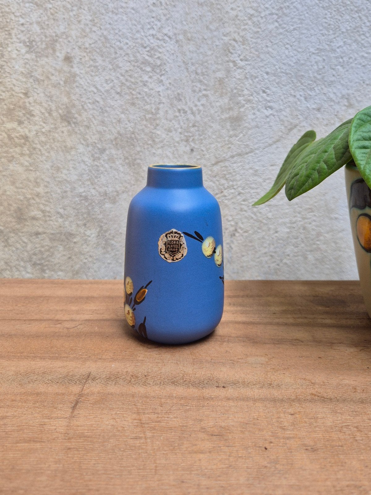 Vintage Flora Plateel Gouda vaasje - Kobaltblauw met bloemen, Ophalen of Verzenden