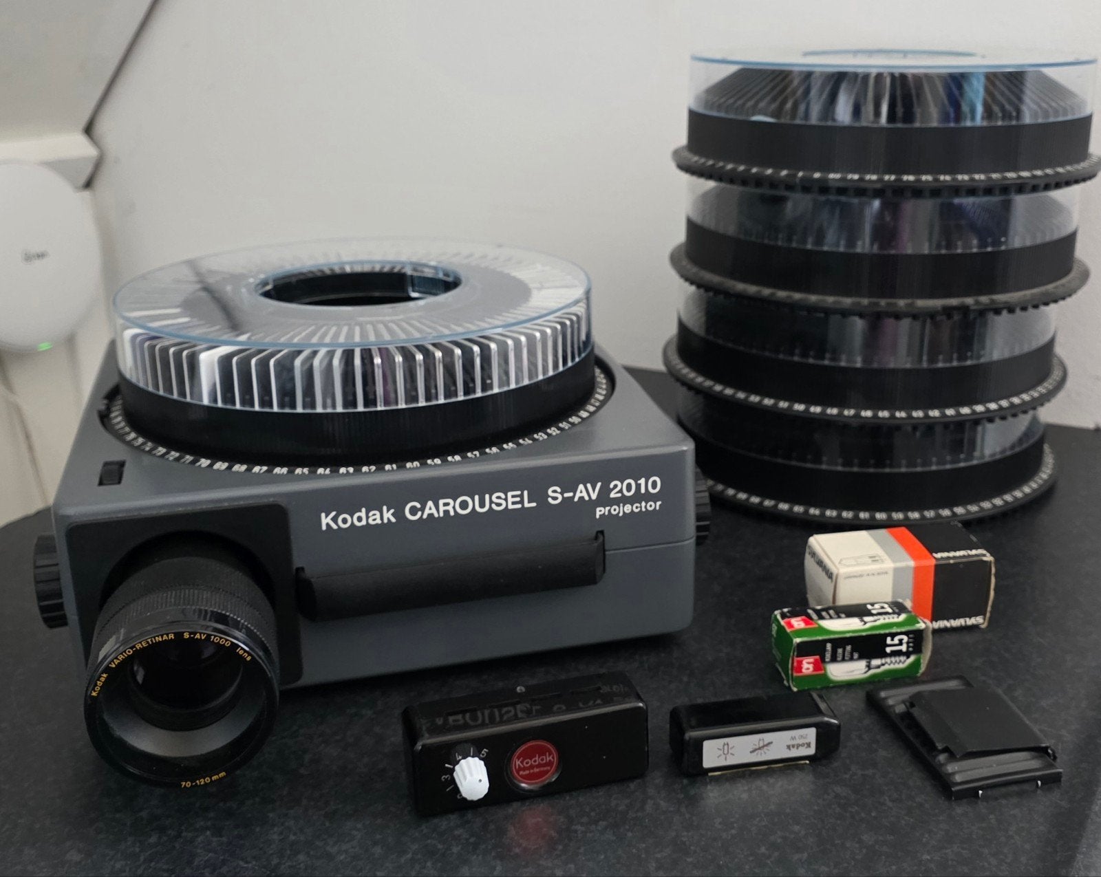 Kodak CAROUSEL S-AV 2010 projector met accessoires, Ophalen, Gebruikt, Met scherm