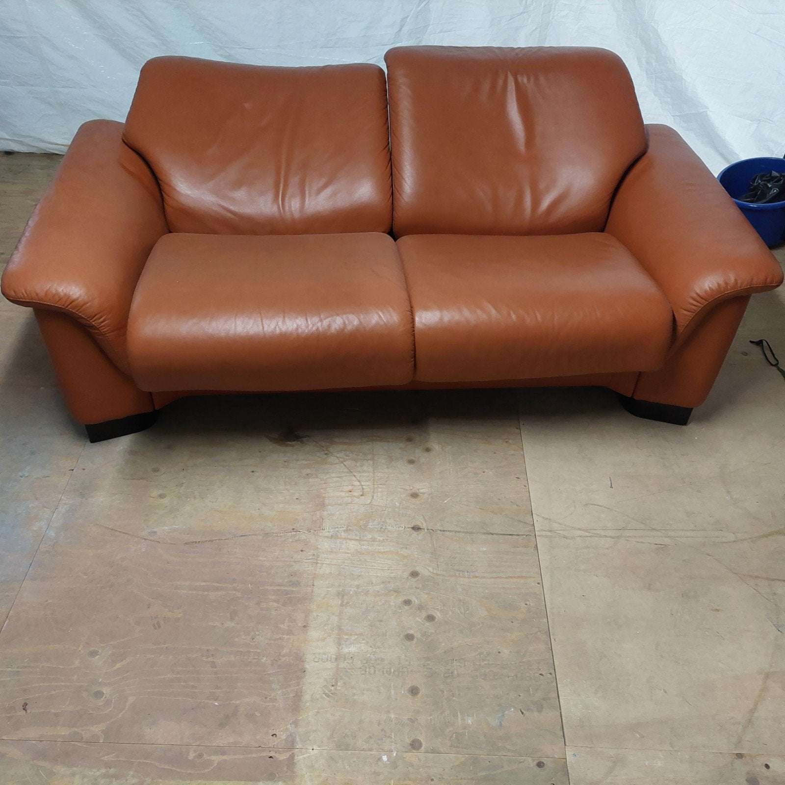 Comfortabele cognac kleur leren stressless tweezitsbank, Ophalen, Gebruikt, 150 tot 200 cm, Tweepersoons