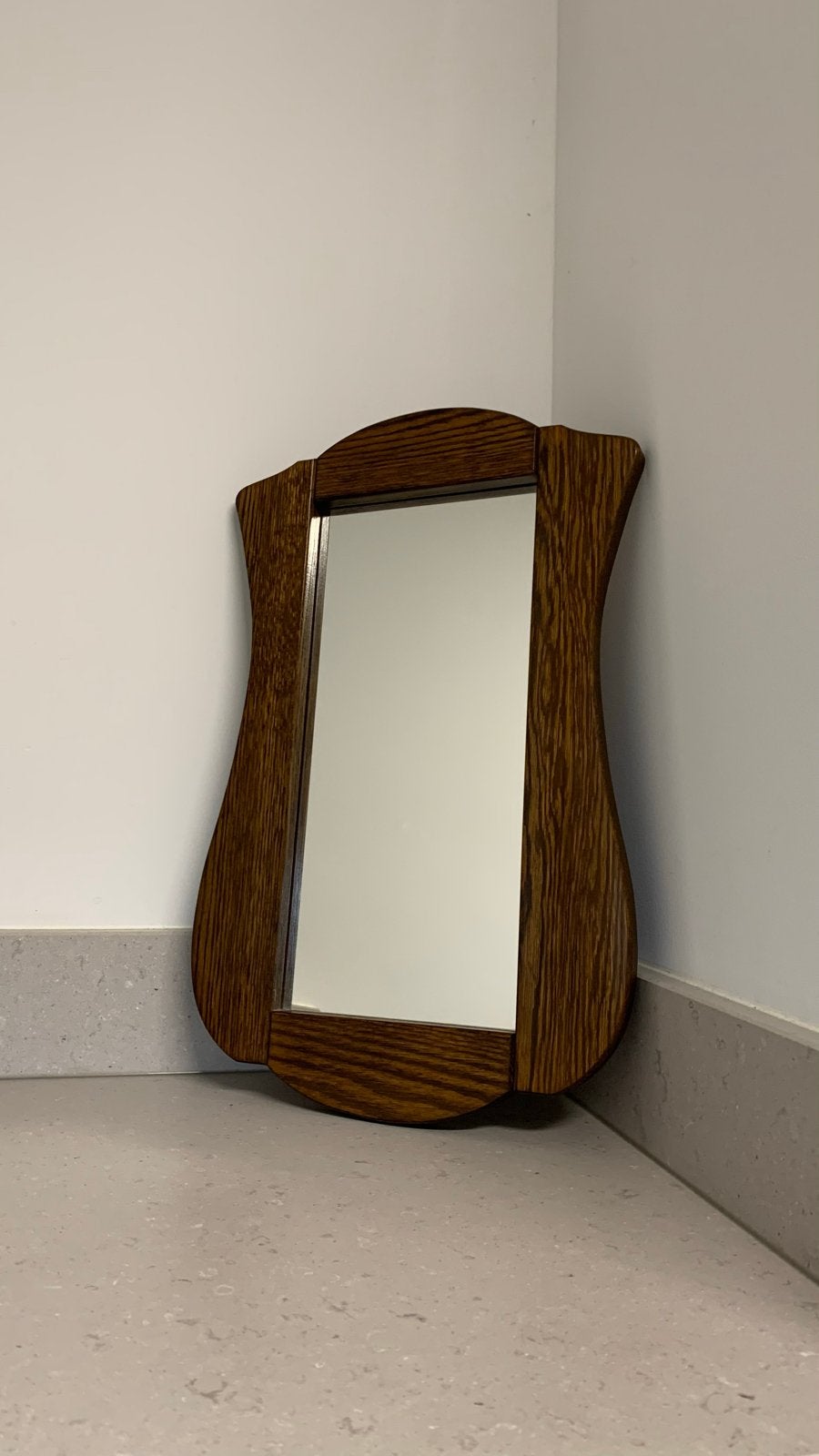 Unieke spiegel met donker eiken omlijsting - 55x36 cm, Ophalen of Verzenden, Overige vormen, 50 tot 100 cm, Minder dan 100 cm