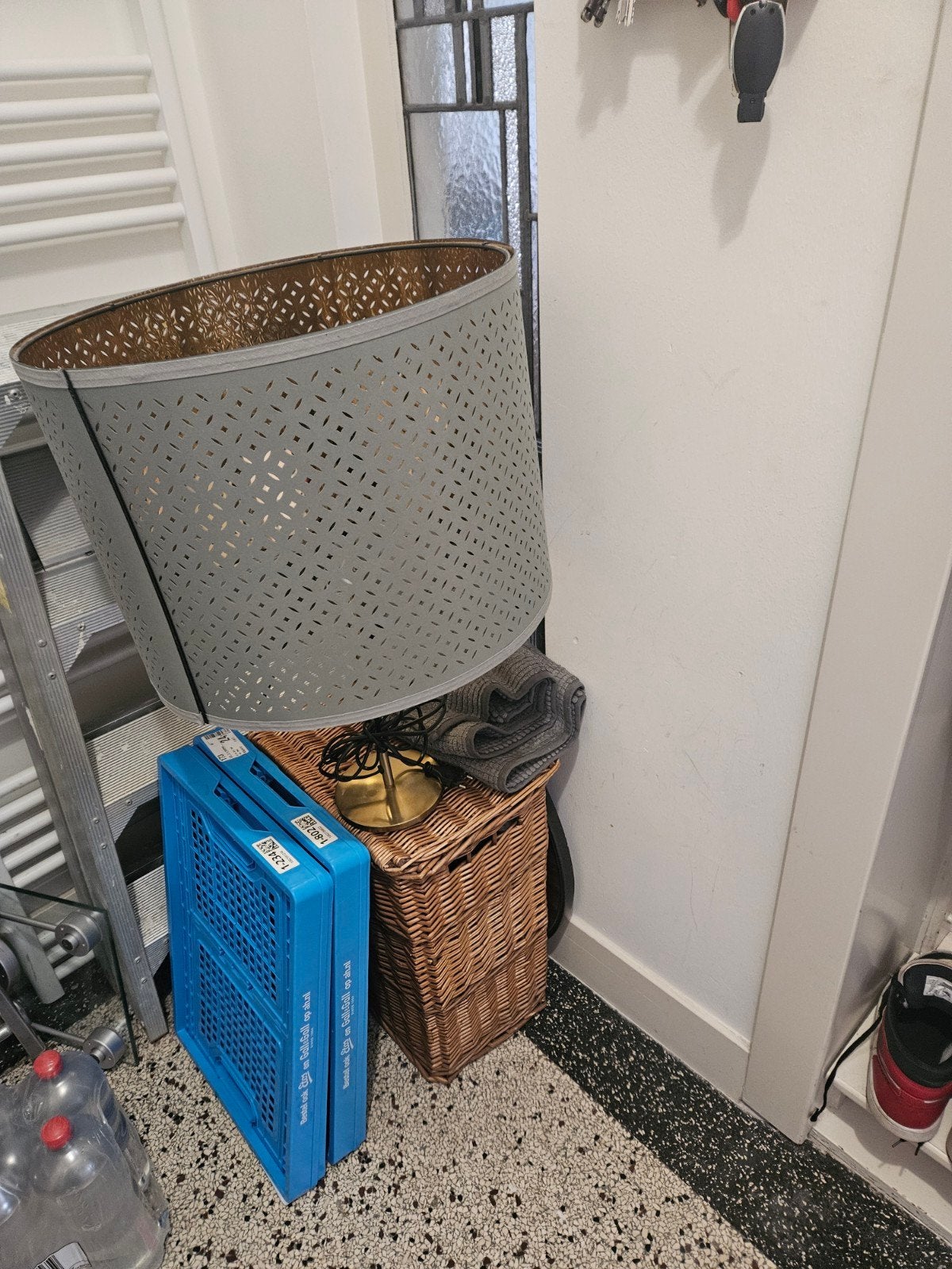 Tafellamp met gouden binnenkant en grijsgroen patroon, Huis en Inrichting, Ophalen, E14 (klein), Grijs, IKEA