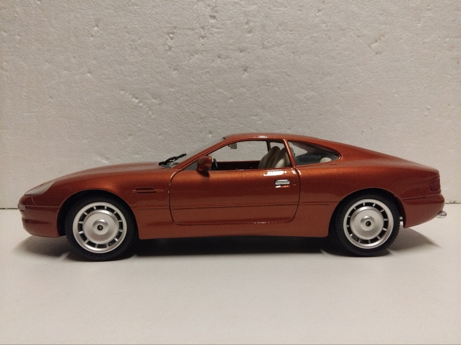 Aston Martin DB9 orange brike Guiloy Gold 1:18 KRD, Ophalen of Verzenden, Zo goed als nieuw, Auto, Overige merken