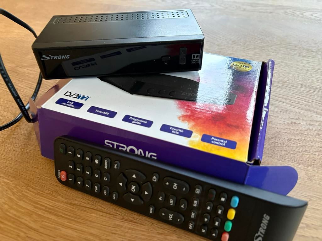 Strong SRT 8211 DVB-T2 HD Ontvanger met USB-opname, Ophalen, Zo goed als nieuw, Decoder