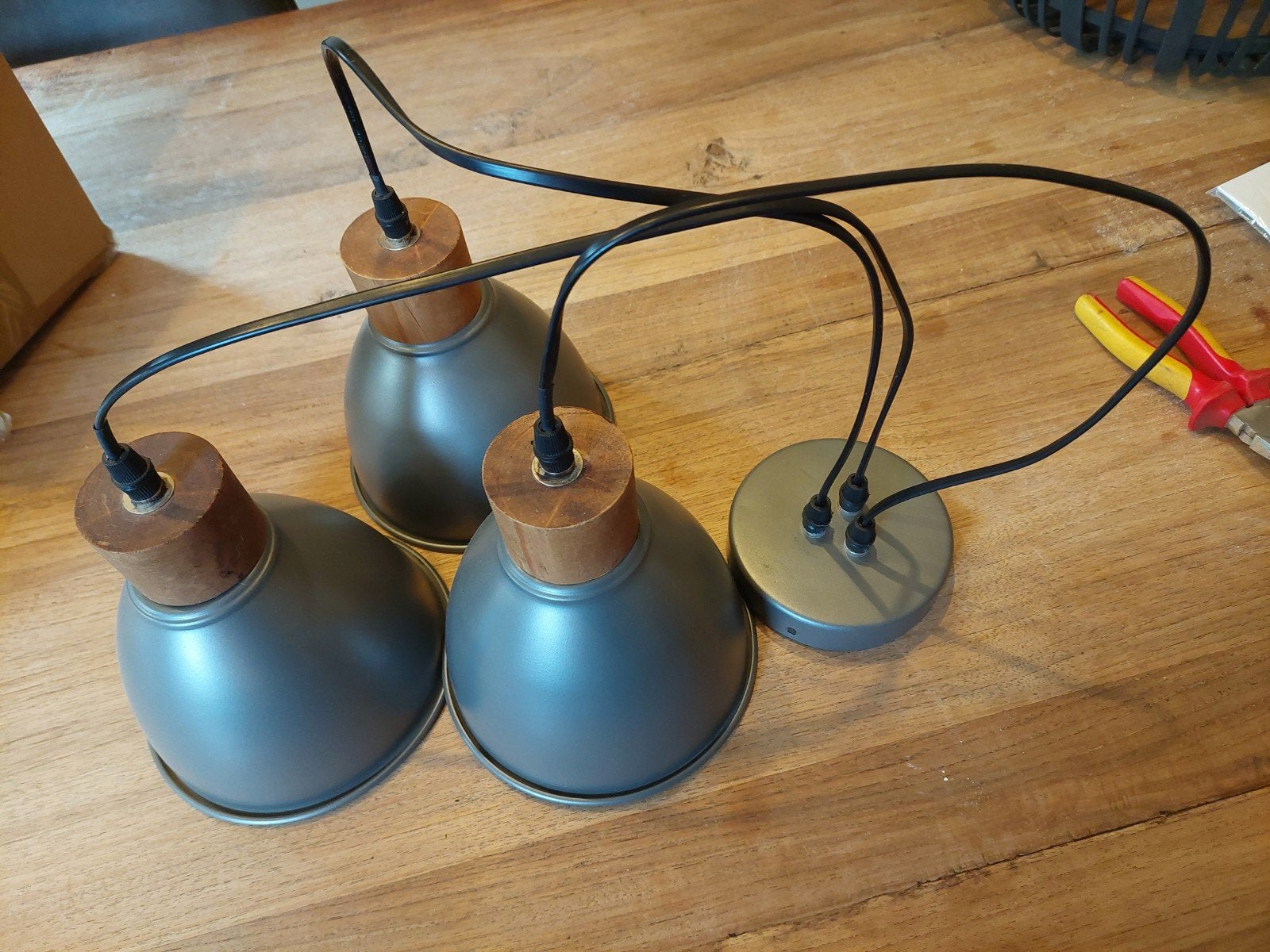Hanglamp 3-lichts grijs met houten details, Ophalen, Gebruikt, E27 (groot), Hout