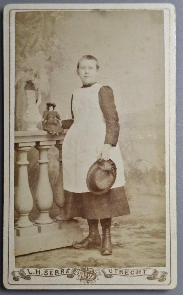 298 cdv jong dienstmeisje Utrecht fotograaf L.H. Serre, Ophalen of Verzenden, Voor 1940, Gebruikt, Overige onderwerpen