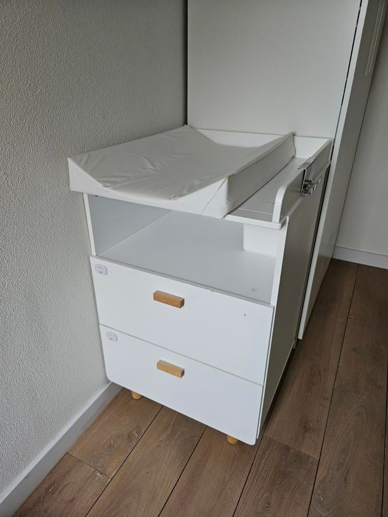 Witte commode met lades en opzetstuk, Kinderen en Baby's, Kinderkamer | Commodes en Kasten, Ophalen, 50 tot 70 cm, Zo goed als nieuw