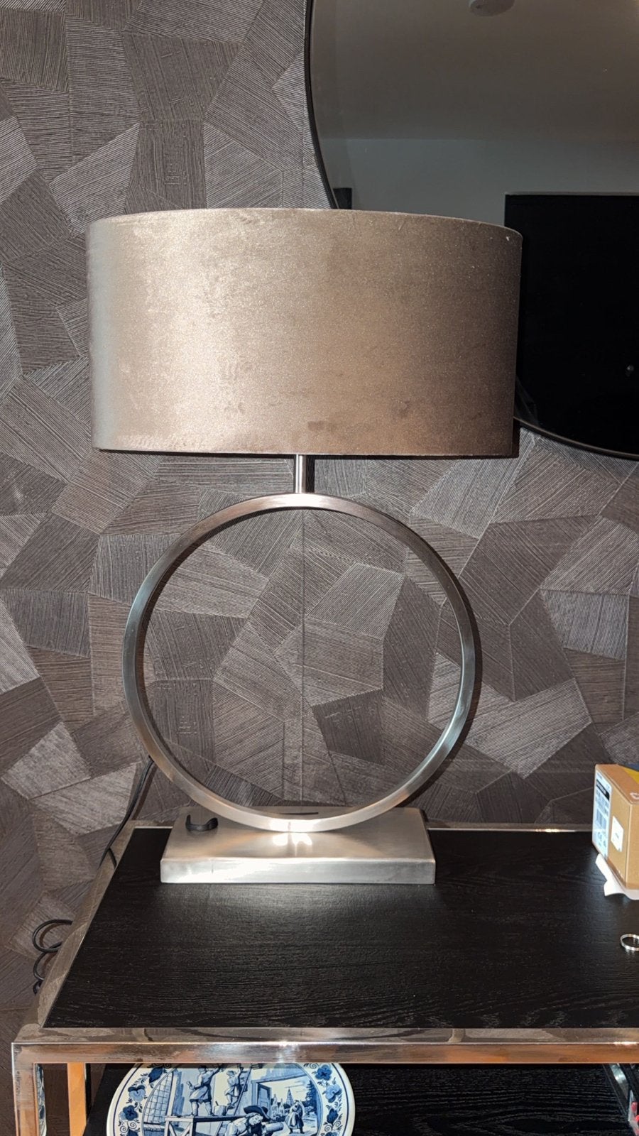 Moderne tafellamp met stoffen kap en metalen ring, Ophalen of Verzenden, Met kap, Grijs, Metaal