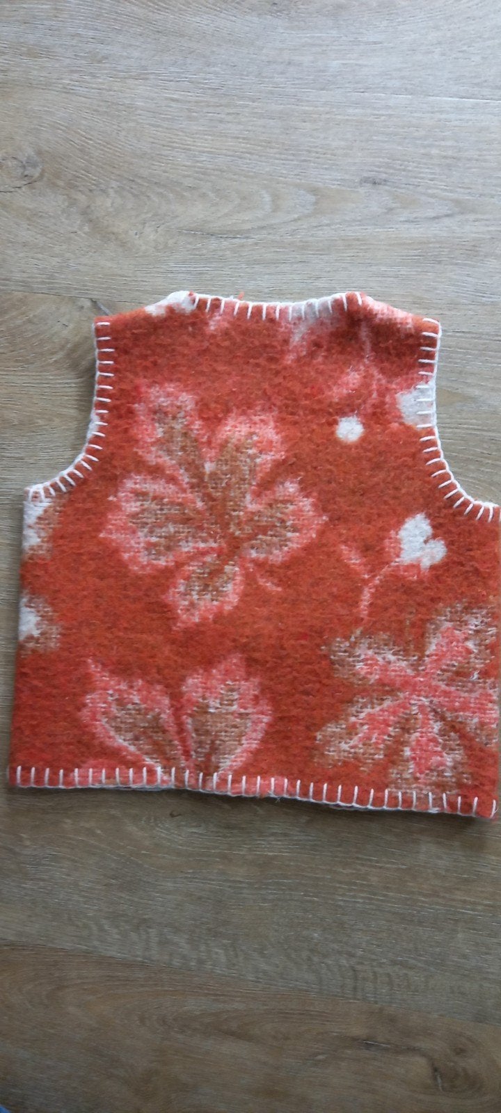 Handgemaakte wollen bodywarmer met herfstprint, maat 1.10, Kleding | Dames, Bodywarmers, Handgemaakt, Ophalen of Verzenden, Zo goed als nieuw