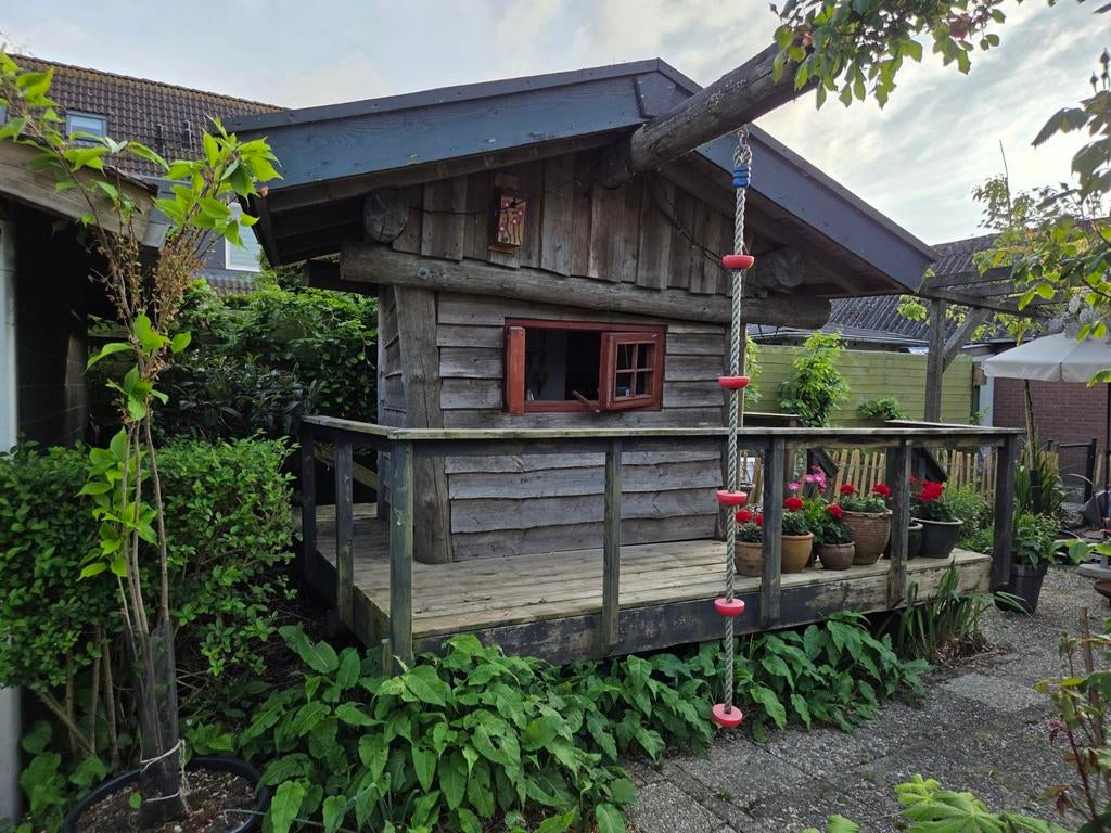 Gezellige houten speelhuisje met onderhoudsbehoevende trap, Ophalen of Verzenden, Gebruikt, Hout