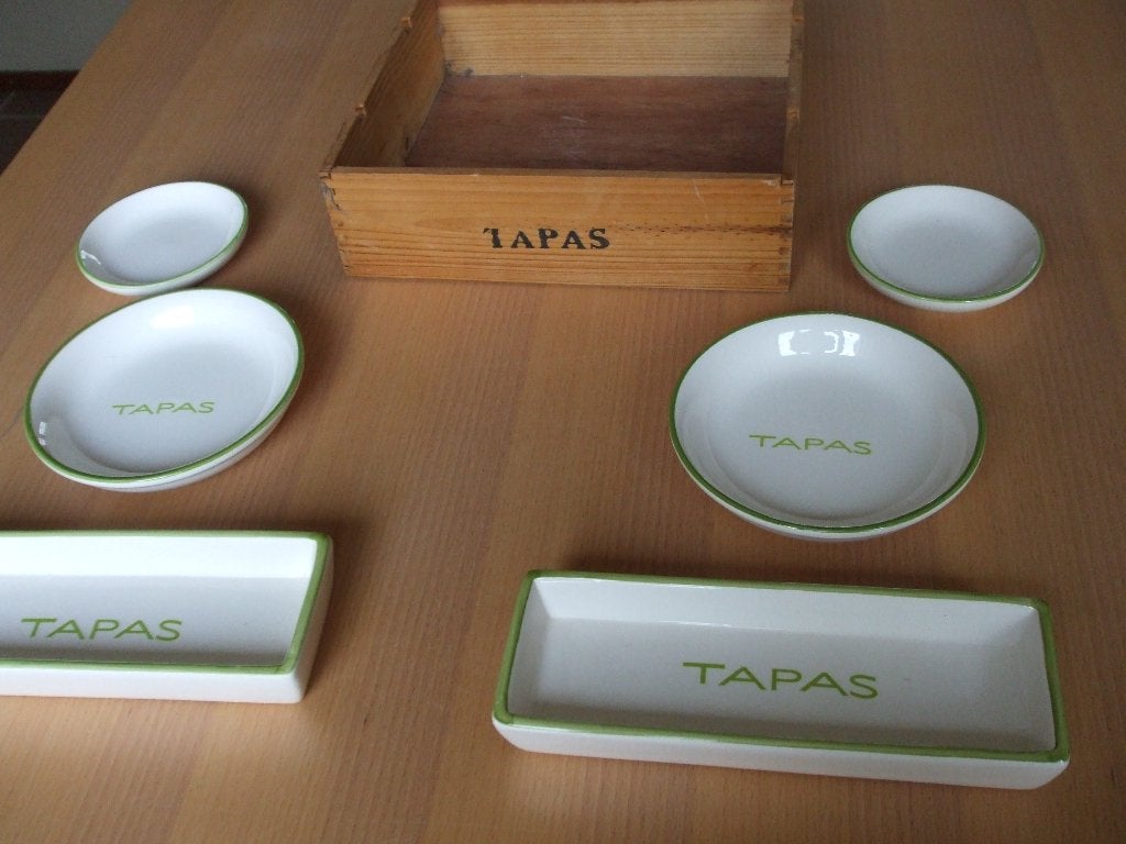 Te koop leuk Tapassetje.(nieuw)., Nieuw, Ophalen of Verzenden, Overige stijlen, Aardewerk