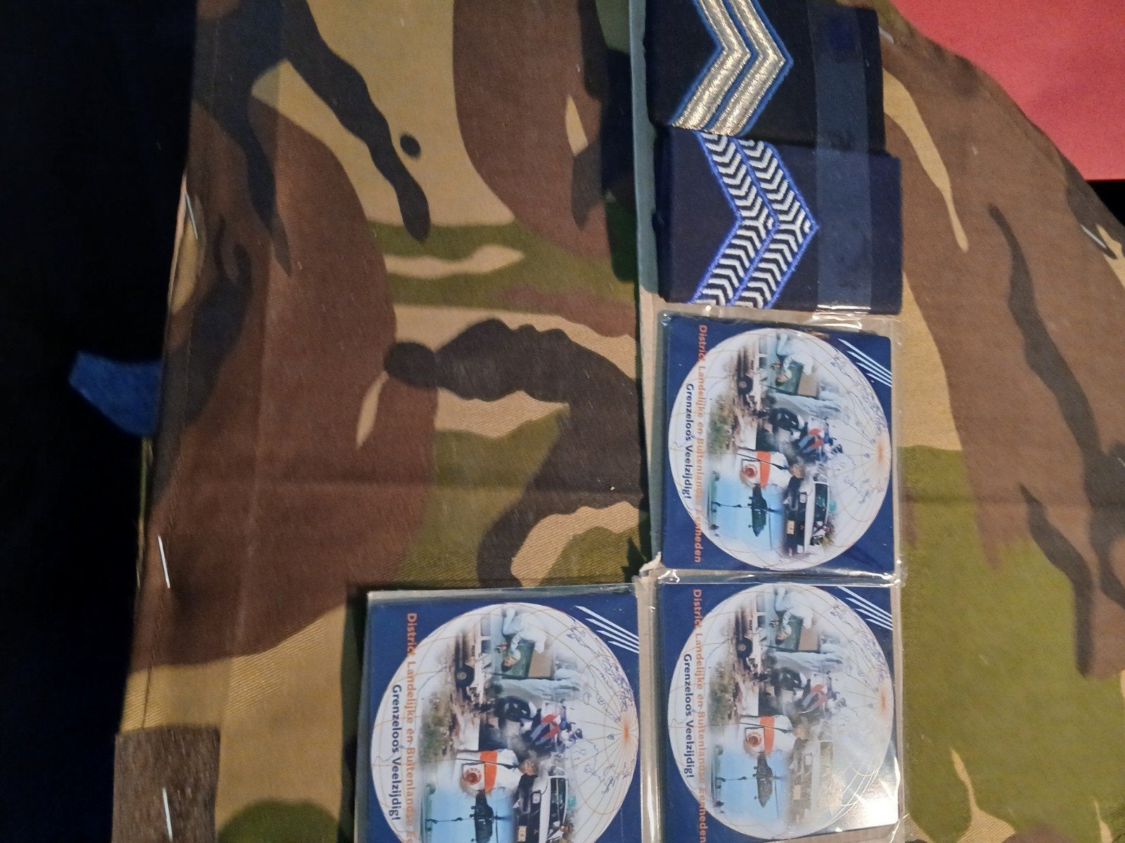 Militaire insignes en 'Grenzeloos Veelzijdig!' CD's, Verzenden, Overige soorten, Overige gebieden, Embleem of Badge