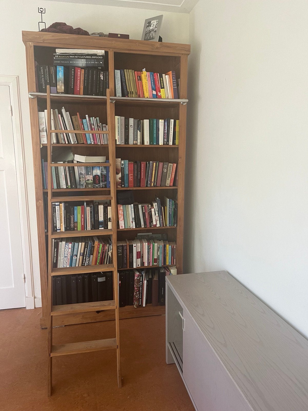 Zeer mooie, degelijke boekenkast met losse trap, Ophalen, Zo goed als nieuw, 25 tot 50 cm, 200 cm of meer