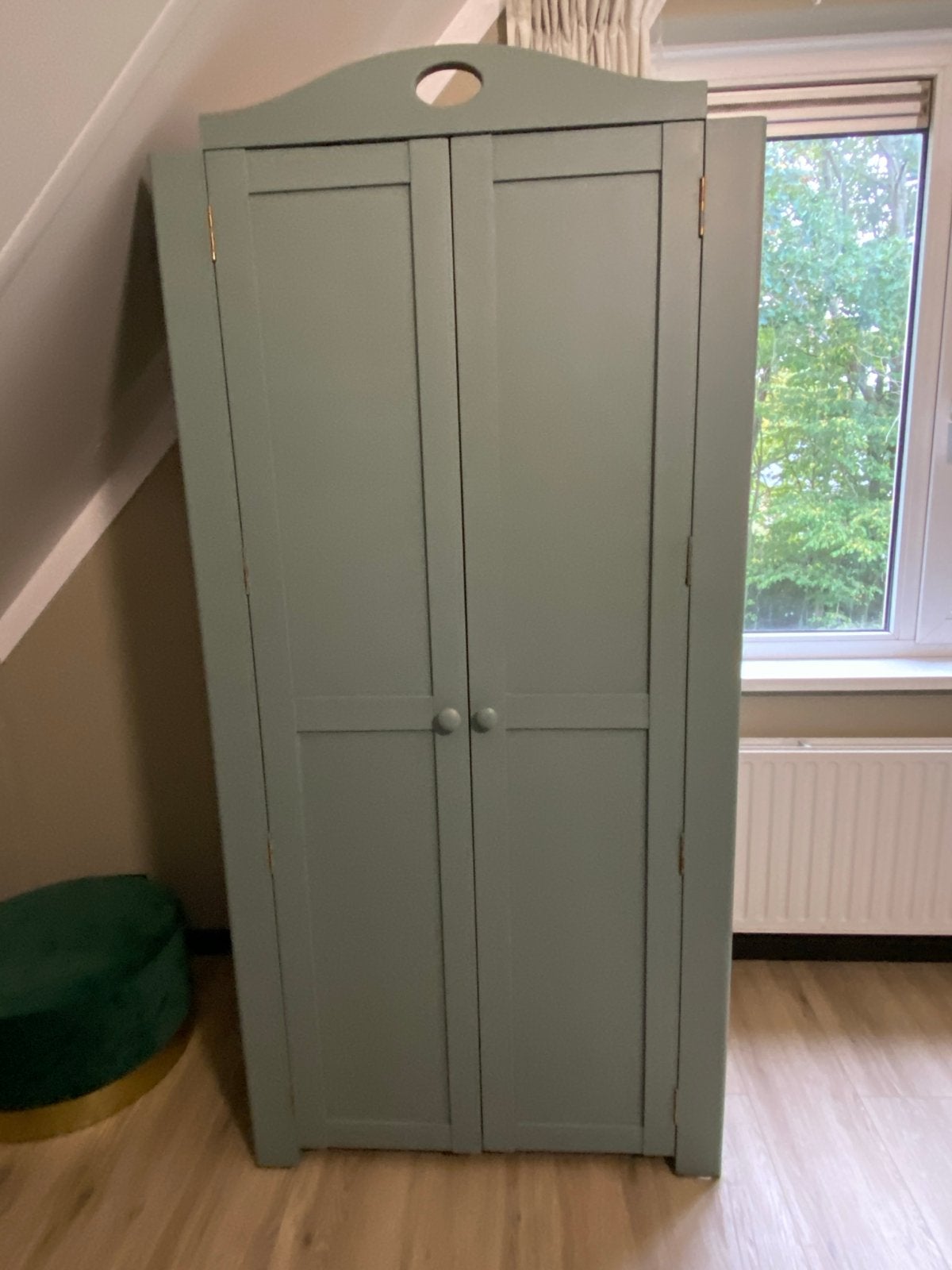 Geschilderde houten kast met vakken en hanggedeelte, Ophalen, Met plank(en), Gebruikt, 50 tot 100 cm
