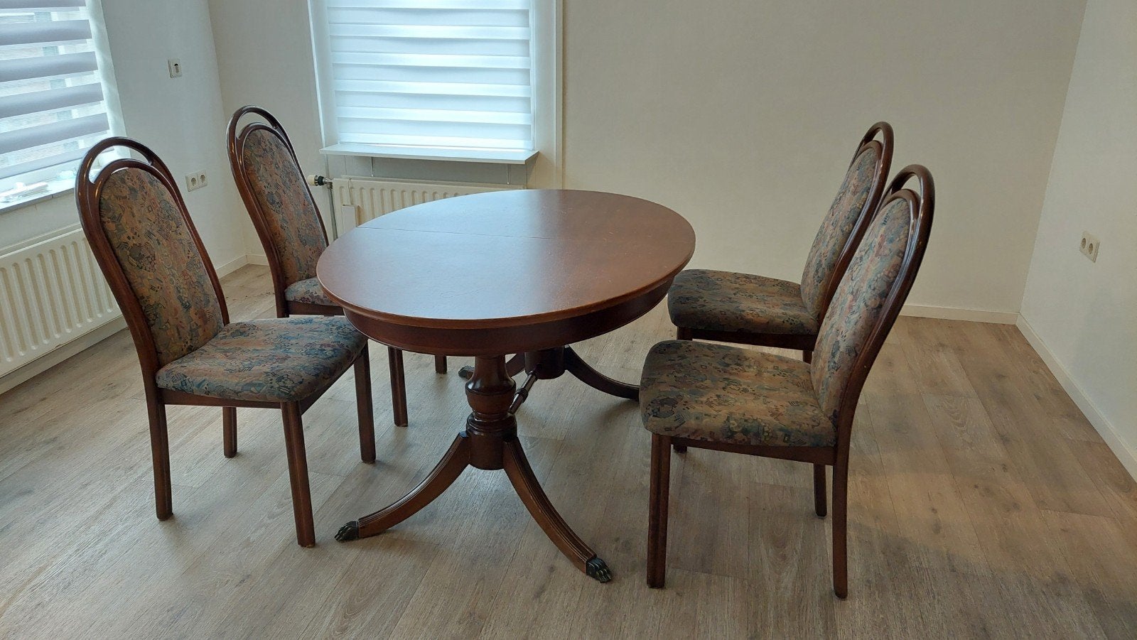 eettafel uitschuifbaar van notenhout fineer met evt. 4 st., Huis en Inrichting, Tafels | Eettafels, Ophalen, Gebruikt, 100 tot 150 cm