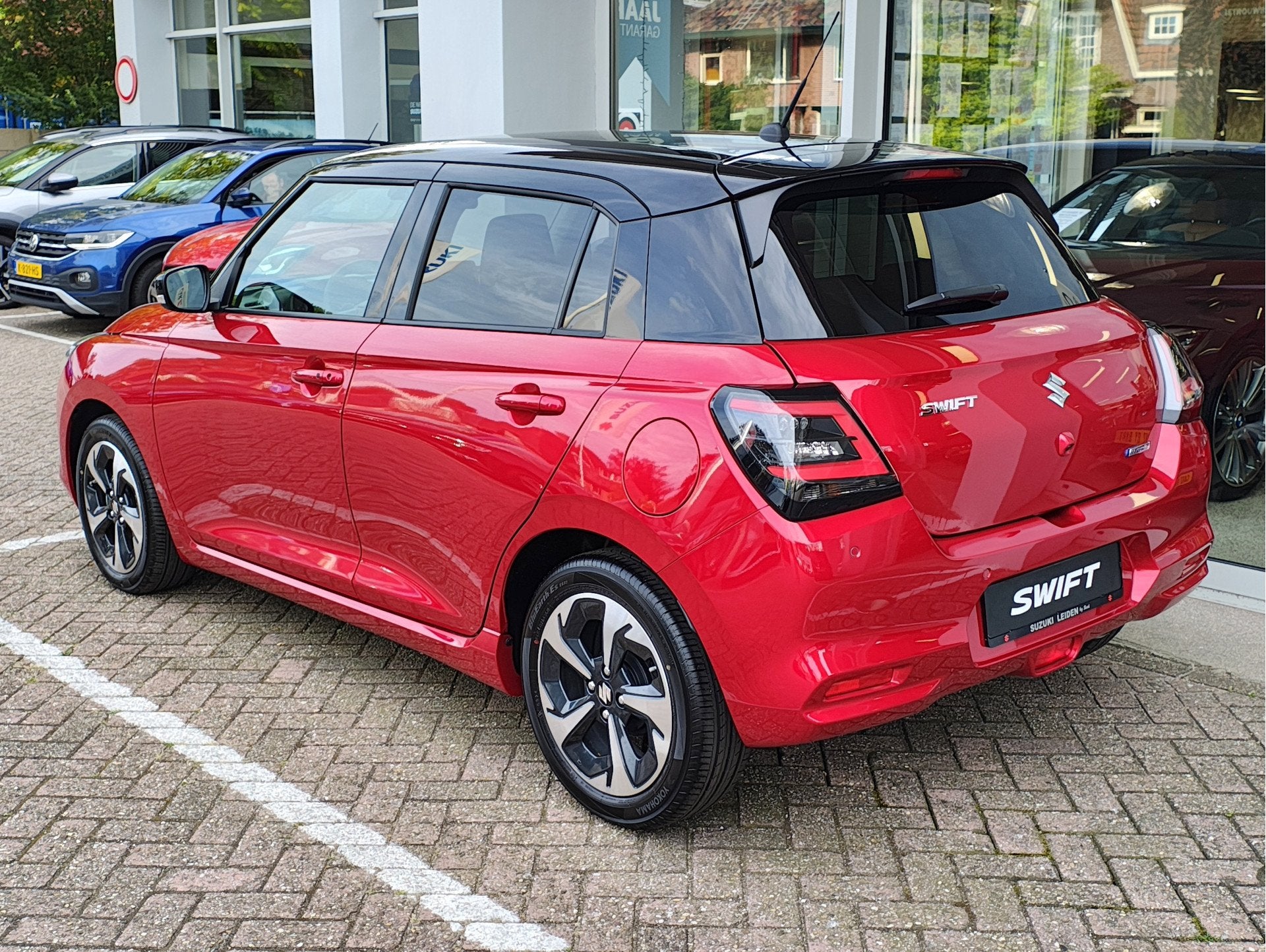 Suzuki Swift 1.2 STYLE SMART HYBRID AUTOMAAT Direct Leverbaa, Auto's, 12 maanden, Stof, Zwart, 82 pk