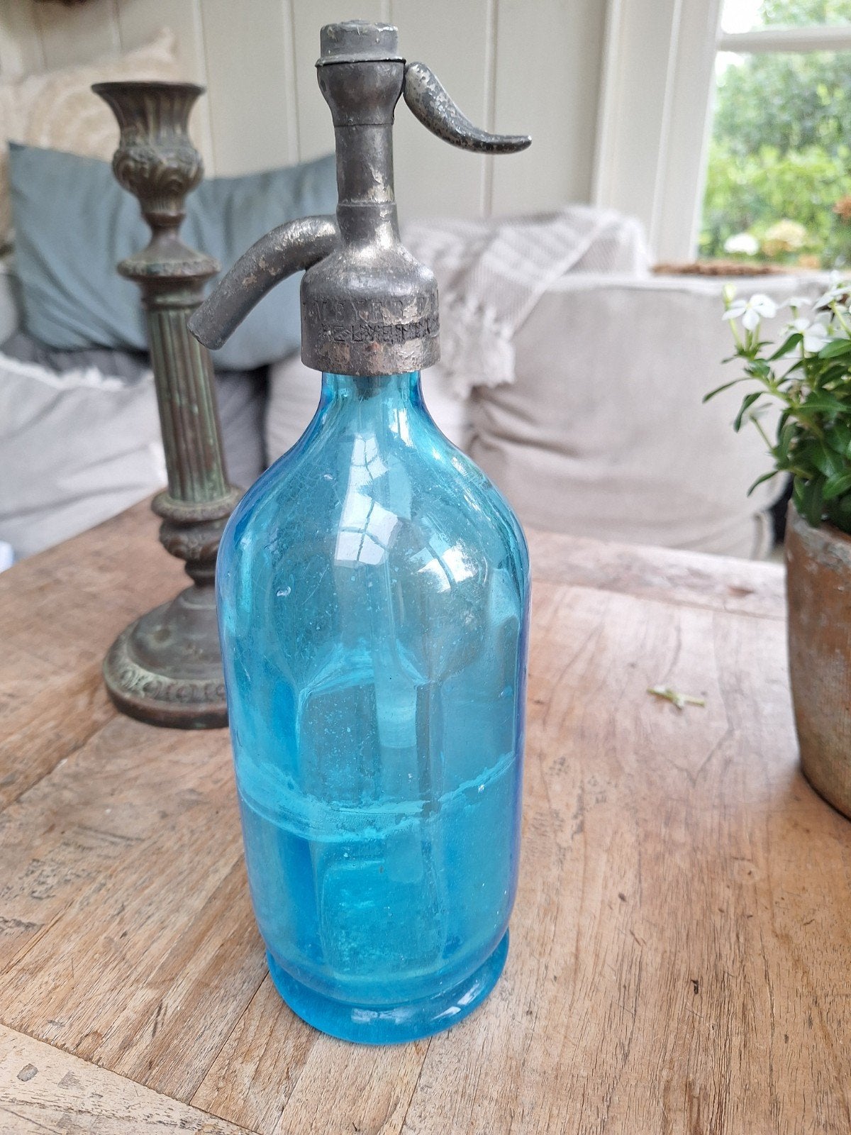 Oude blauwe spuitfles, Ophalen