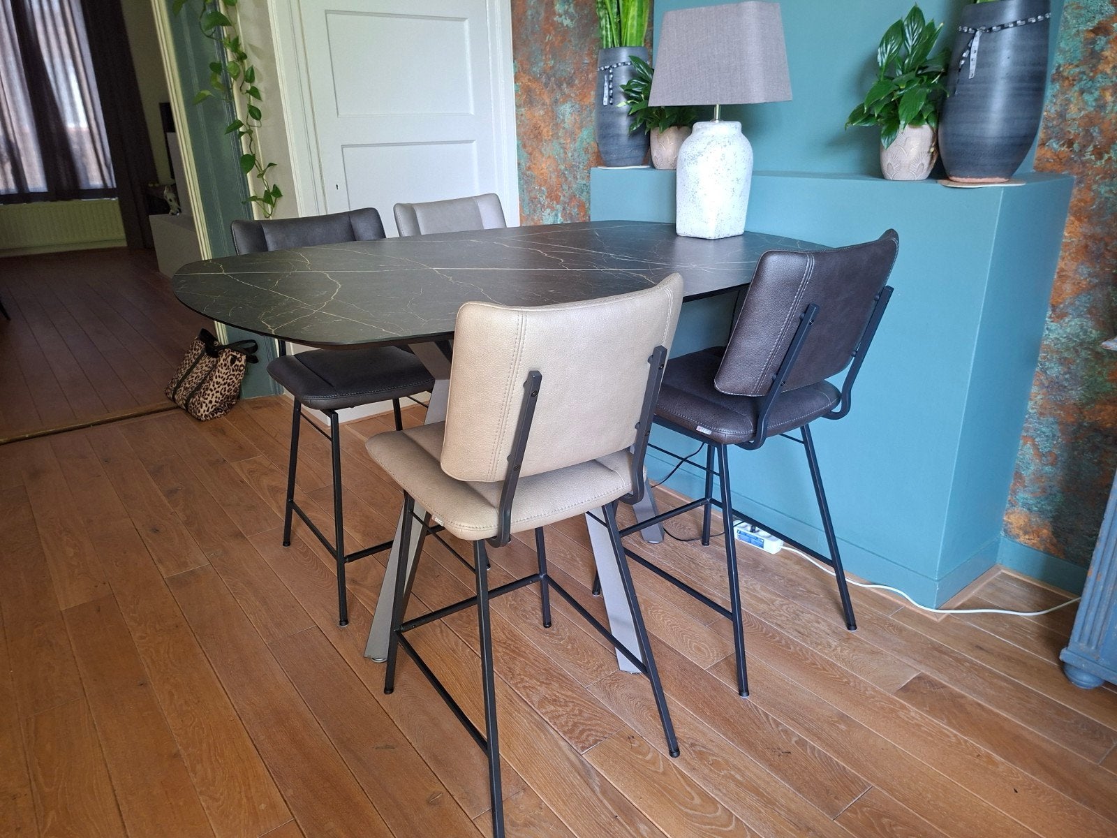 Eijerkamp Xooon eettafel met 4 of 6 barstoelen, Huis en Inrichting, Tafels | Eettafels, Ophalen, Zo goed als nieuw, Ovaal, Overige houtsoorten