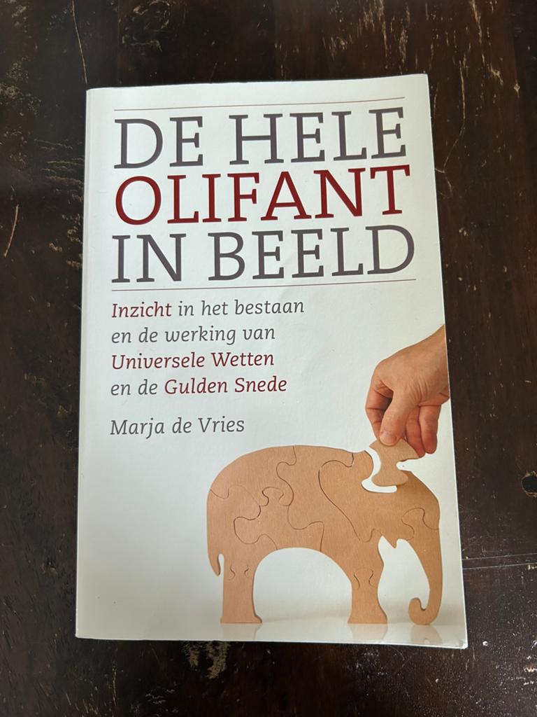 Marja de Vries - De hele olifant in beeld, Achtergrond en Informatie, Astrologie, Ophalen of Verzenden, Zo goed als nieuw