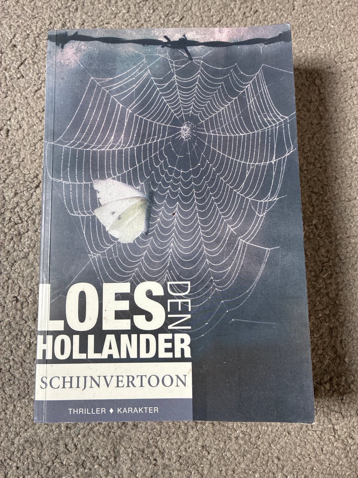 Loes den Hollander - Schijnvertoon Thriller, Ophalen of Verzenden, Zo goed als nieuw, Nederland